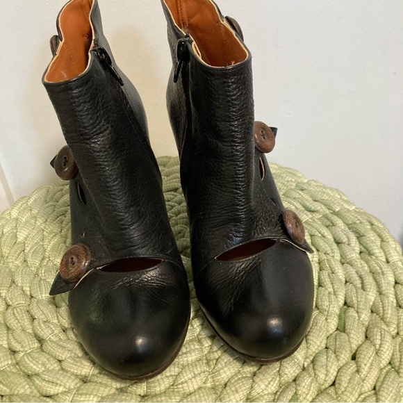 COCLICO Black Leather Button Detail Heel Ankle Booties - Picture 3 of 11